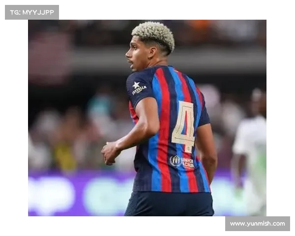 《阿劳霍再度伤停,巴萨季前备战面临重大考验》 《阿劳霍再度伤停,巴萨季前备战面临重大考验》