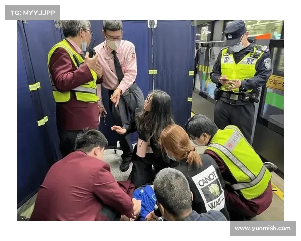 上海人民广场地铁站深夜水淹,工作人员解释原因:水管爆裂所致 上海人民广场地铁站深夜水淹,工作人员解释原因:水管爆裂所致